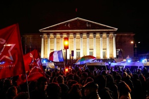 Le Parlement, la rue et la loi 